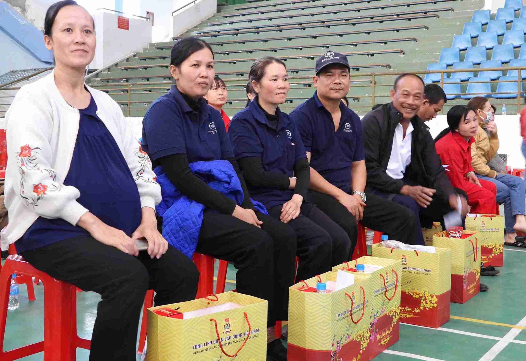 Niem vui cua doan vien, nguoi lao dong khi nhan duoc qua Tet. Anh: Bao Trung