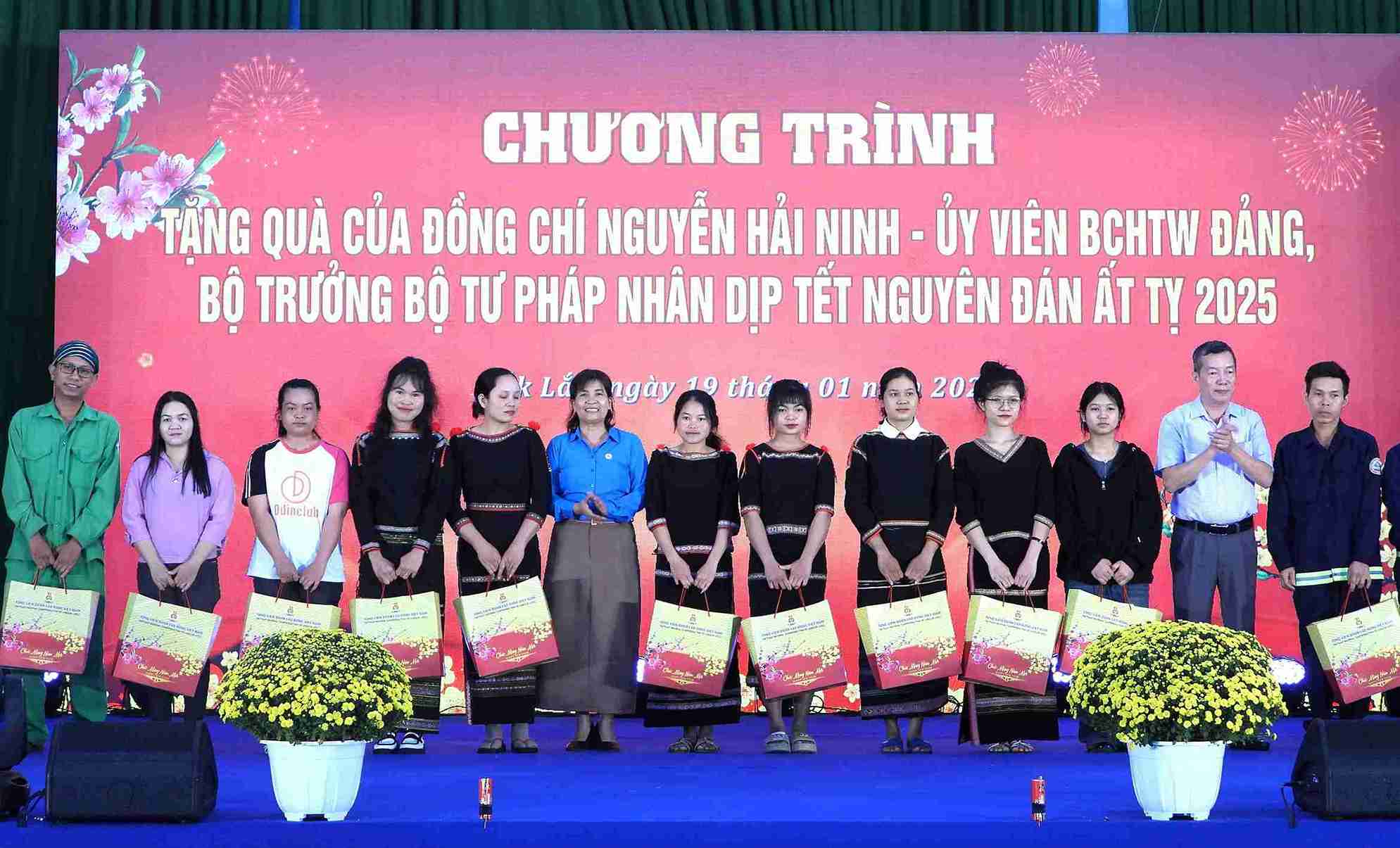 Leaders of the Labor Federation and the Department of Justice of Dak Lak province presented Tet gifts from Minister of Justice Nguyen Hai Ninh to workers in the area. Photo: Bao Trung
