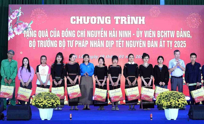 Bộ trưởng Bộ Tư pháp gửi tặng quà Tết cho người lao động