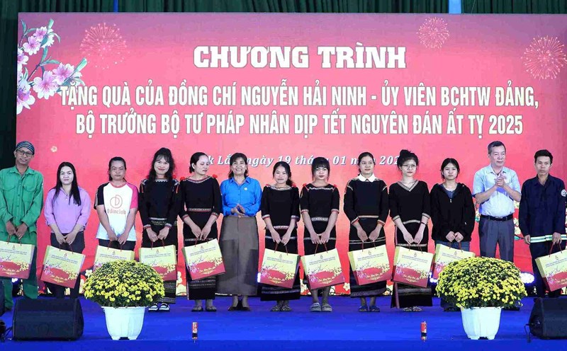 Leaders of the Labor Federation and the Department of Justice of Dak Lak province presented Tet gifts from Minister of Justice Nguyen Hai Ninh to workers in the area. Photo: Bao Trung