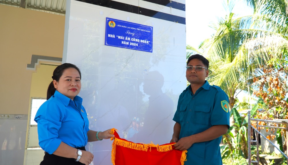 Chairman of the Kien Giang Provincial Labor Federation Truong Thanh Thuy handed over the Trade Union Shelter to union members of Tien Kiet (Giang Thanh district). Photo: Xuan Nhi
