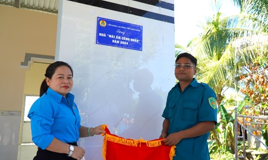 Chủ tịch LĐLĐ tỉnh Kiên Giang Trương Thanh Thúy bàn giao nhà Mái ấm Công đoàn cho đoàn viên Tiên Kiệt (huyện Giang Thành). Ảnh: Xuân Nhi