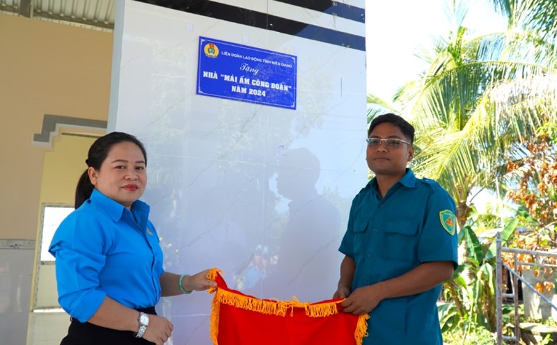 Chairman of the Kien Giang Provincial Labor Federation Truong Thanh Thuy handed over the Trade Union Shelter to union members of Tien Kiet (Giang Thanh district). Photo: Xuan Nhi