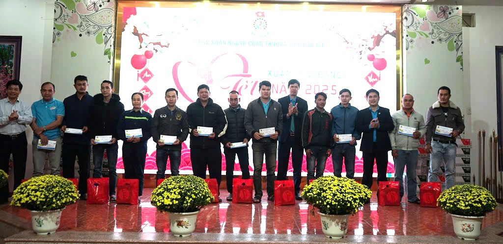 Union members and workers of the Industry and Trade sector of Dak Lak province receive Tet gifts from the trade union organization. Photo: Bao Trung
