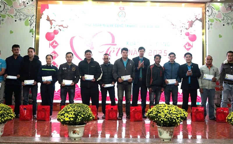Union members and workers of the Industry and Trade sector of Dak Lak province receive Tet gifts from the trade union organization. Photo: Bao Trung