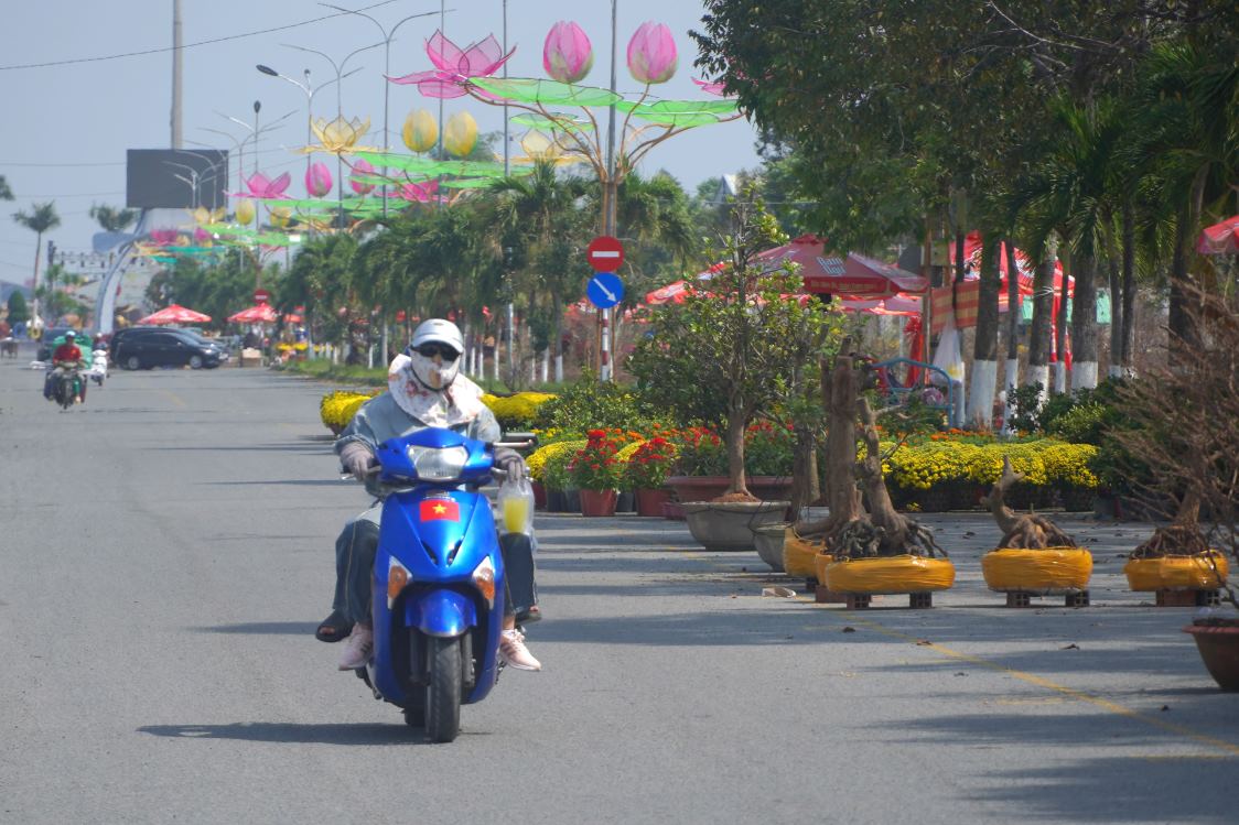 Luong nguoi tham quan cung vang, mac du la ngay cuoi tuan. Anh: Ta Quang