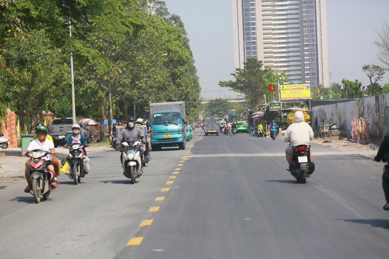 Nguoi dan luu thong tren duong Nguyen Hoang. Anh: Anh Tu.