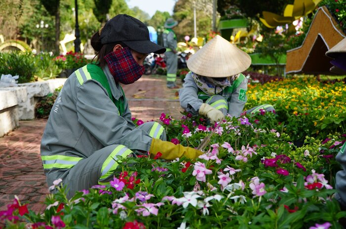 Cac cong nhan dang miet mai trang tri cong vien Ba To. Anh: Vien Nguyen.