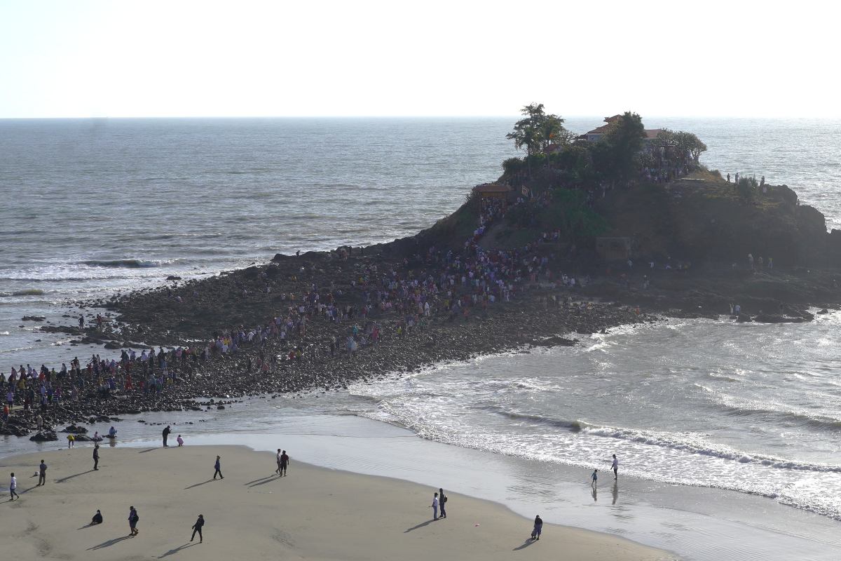 Every Tet holiday, tens of thousands of people are expected to visit Hon Ba Temple when the tide recedes. Photo: Thanh An