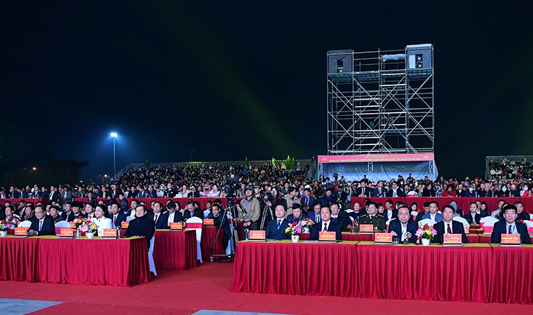 Delegates attending the ceremony to announce the establishment of Hoa Lu city and recognize Hoa Lu city as meeting the criteria of a class I urban area. Photo: Nguyen Truong