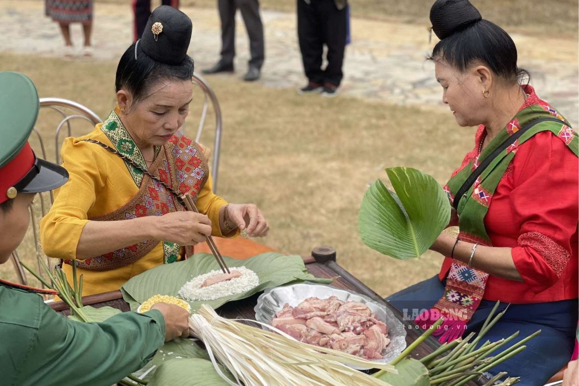 Ba Lo Thi Vung (ao do) da hon mot nam chua ve nha, nhung ba van cam thay am ap khi cam nhan duoc tinh yeu thuong tu nhung dong bao trong Lang. Anh: Nguyen Dat