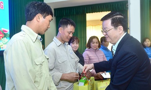 Trưởng Ban Dân vận Trung ương Mai Văn Chính tặng quà Tết cho công nhân người lao động tại Tuyên Quang. Ảnh: Ngọc Hưng