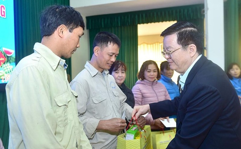 Head of the Central Committee for Mass Mobilization Mai Van Chinh presents Tet gifts to workers in Tuyen Quang. Photo: Ngoc Hung