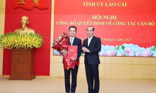 Ông Vũ Xuân Cường - Phó Bí thư Thường trực Tỉnh ủy, Chủ tịch HĐND tỉnh Lào Cai - trao Quyết định của Ban Bí thư cho ông Giàng Quốc Hưng. Ảnh: Thành Phú
