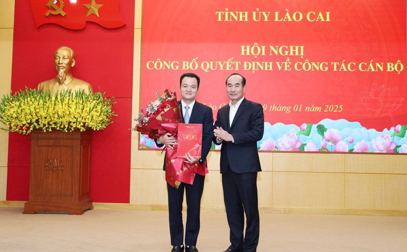 Mr. Vu Xuan Cuong - Standing Deputy Secretary of the Provincial Party Committee, Chairman of the People's Council of Lao Cai province - presented the Decision of the Secretariat to Mr. Giang Quoc Hung. Photo: Thanh Phu