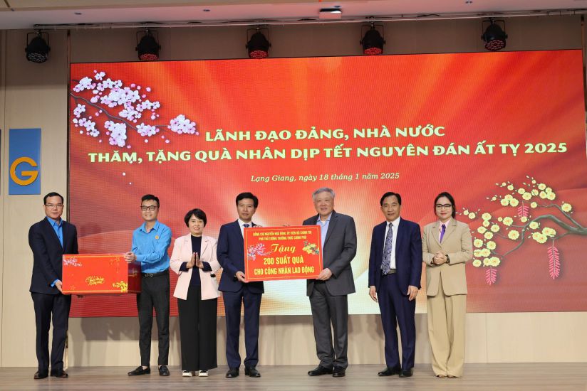 Member of the Politburo, Secretary of the Party Central Committee, Permanent Deputy Prime Minister Nguyen Hoa Binh (second from right) and Member of the Party Central Committee, President of the Vietnam General Confederation of Labor Nguyen Dinh Khang (left cover) presented Tet gifts to enterprises and employees of the Bac Giang LGG Garment Corporation Joint Stock Company. Photo: Bao Han