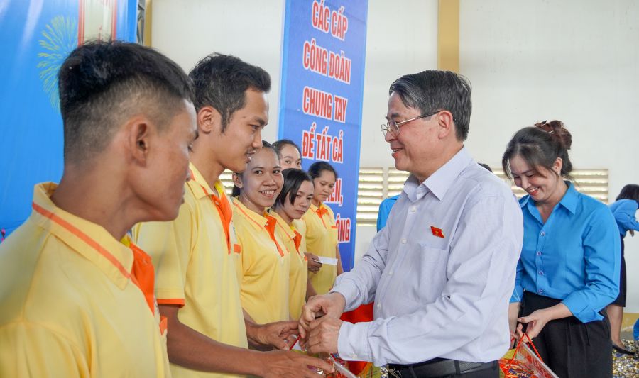 Mr. Nguyen Duc Hai - Member of the Party Central Committee, Vice Chairman of the National Assembly - presented gifts to workers in the Tet Sum Vay - Xuan An Party 2025 program in Soc Trang province. Photo: Phuong Anh