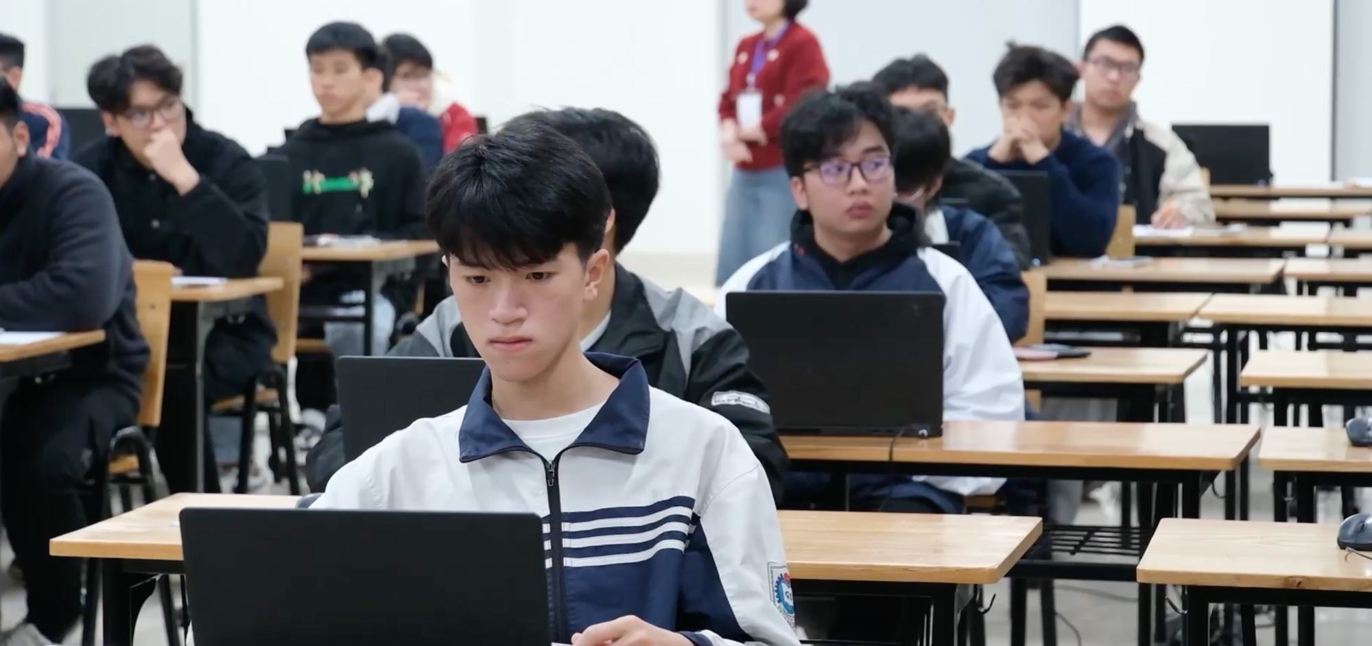 Candidates participating in the first round of the thinking assessment exam of Hanoi University of Science and Technology. Photo: Hung Cuong