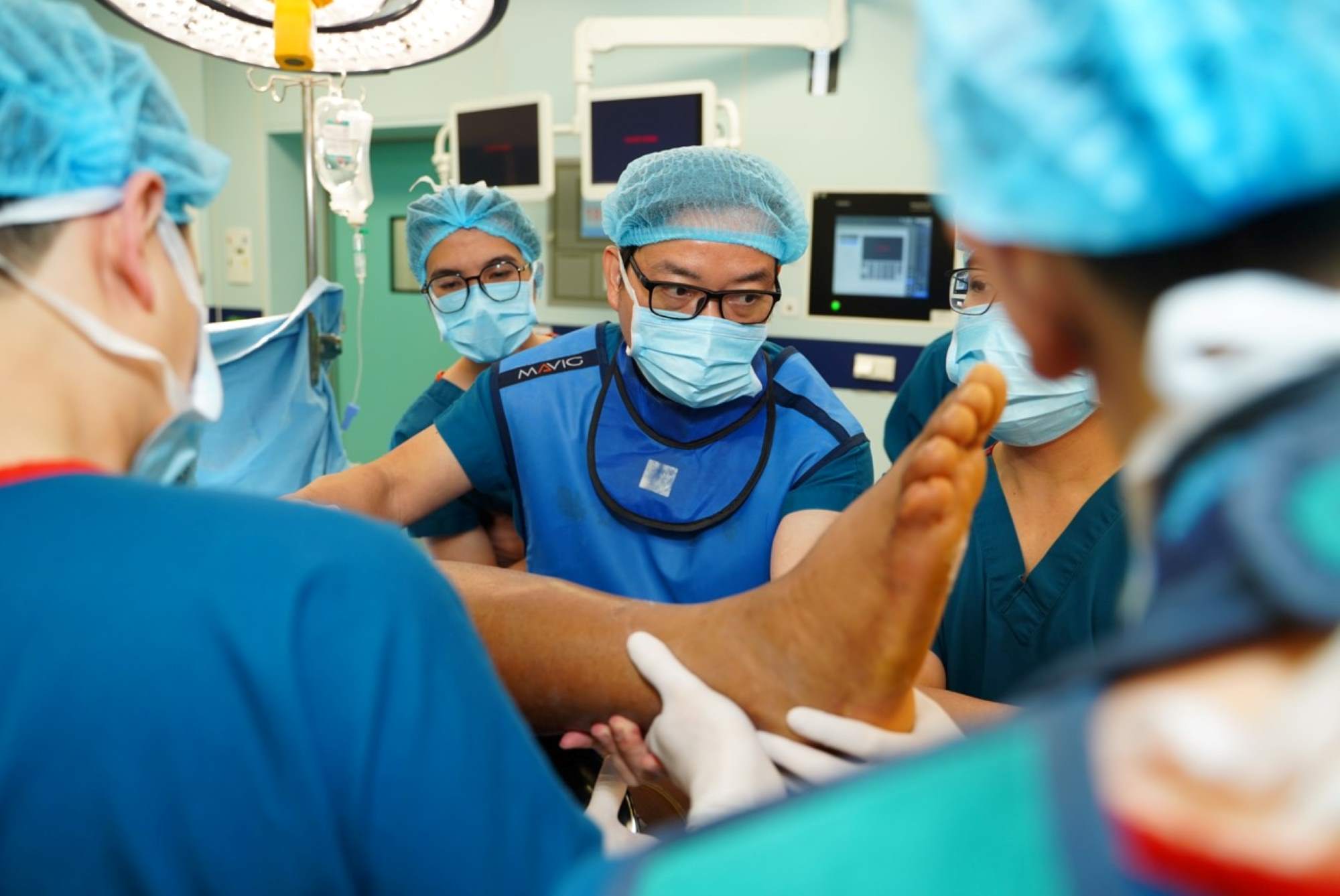 Professor, Doctor Tran Trung Dung and his colleagues performed surgery on striker Xuan Son. Photo: Provided by the hospital