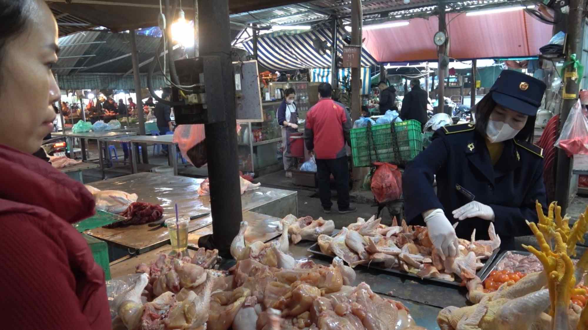 The Southern Market Management Board coordinated with the Veterinary Station of Hoang Mai District, Hanoi to strengthen inspection of food origin and quality. Photo: Reporter Group