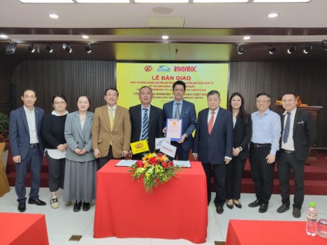 Ceremony of handing over the Certificate of land use rights and house ownership to INVENTEC. Photo: Van Nguyen