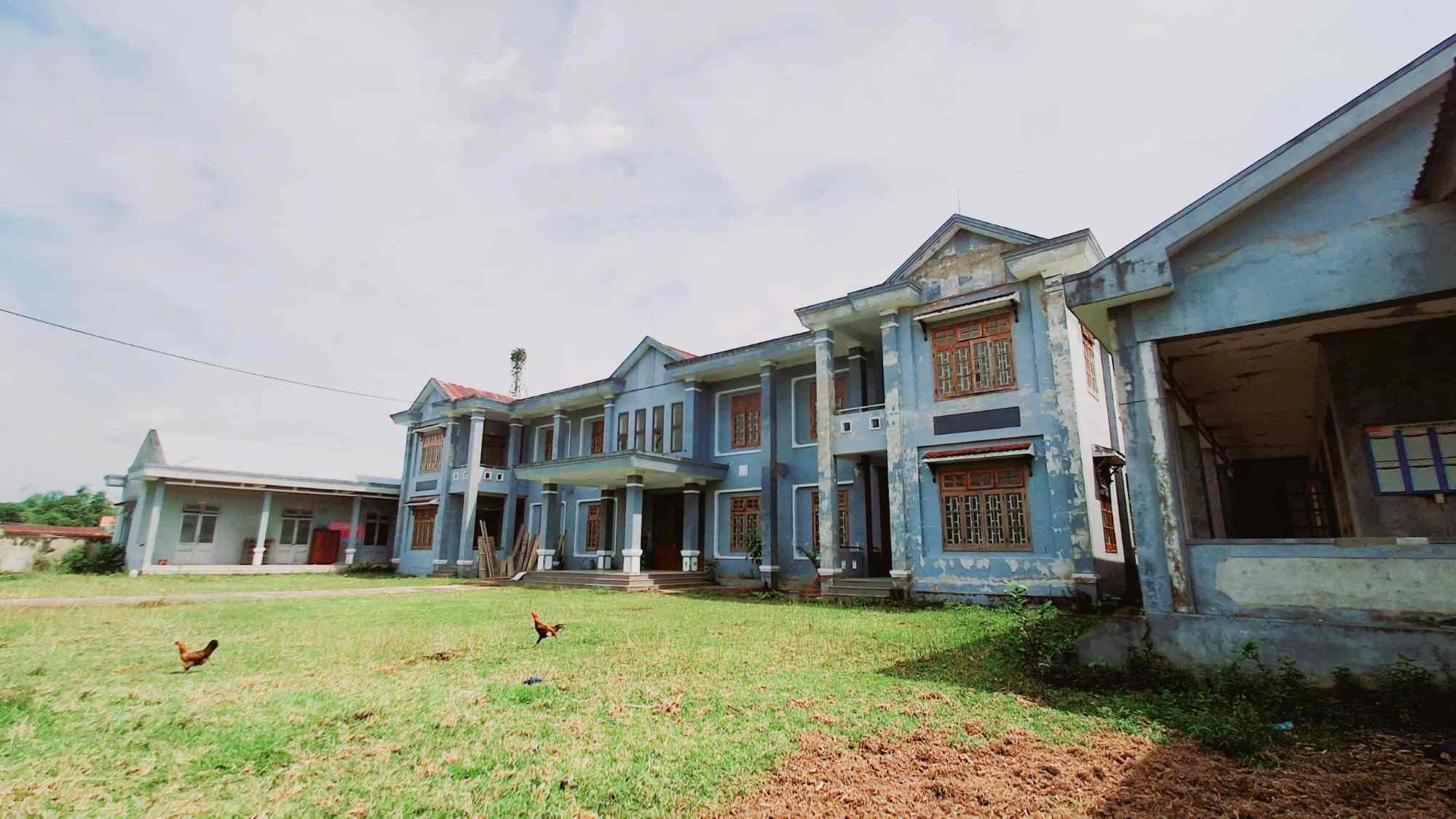 Current status of the headquarters of Que Phuoc commune, old Nong Son district (now Que Son district, Quang Nam) invested 4.9 billion VND, abandoned after 2 years of use. Photo: Nguyen Hoang