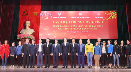 The delegation presented 100 gifts (each worth 1.3 million VND) to union members and workers in difficult circumstances. Photo: Mai Huong