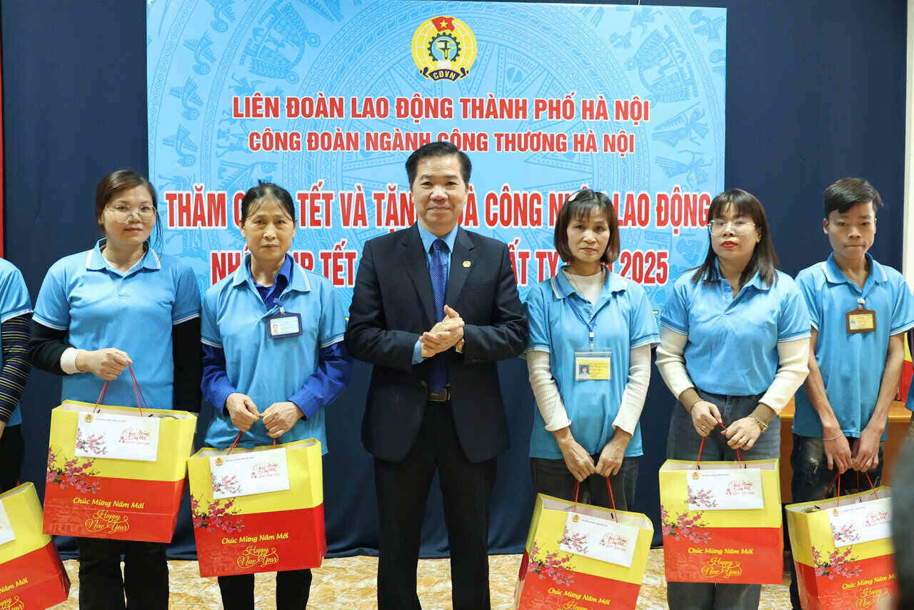 Mr. Nguyen Huy Khanh - Vice President of Hanoi City Labor Federation presented Tet gifts to union members and workers of Hanoi Industry and Trade sector. Photo: Ngoc Anh