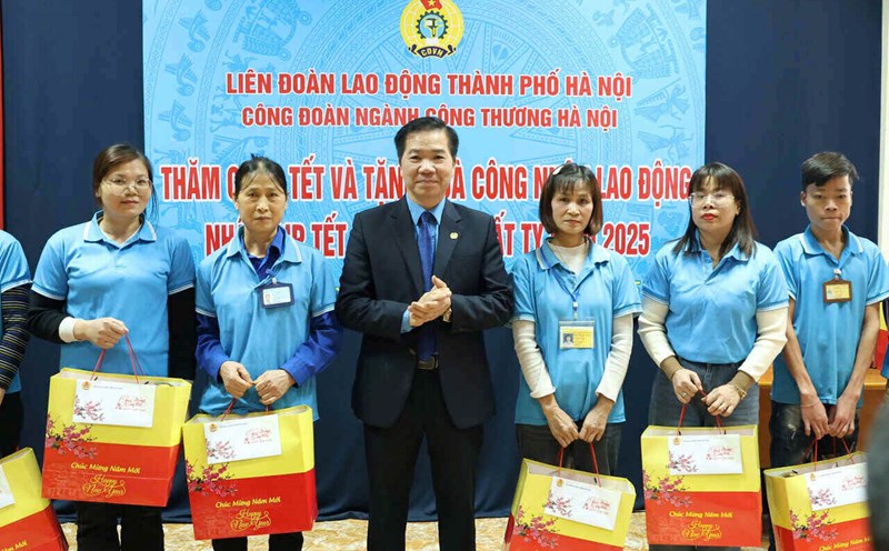 Mr. Nguyen Huy Khanh - Vice President of Hanoi City Labor Federation presented Tet gifts to union members and workers of Hanoi Industry and Trade sector. Photo: Ngoc Anh