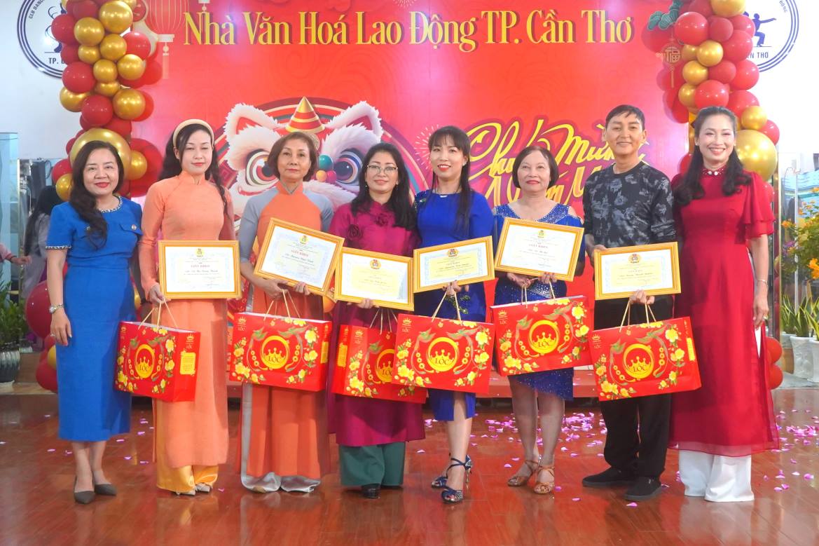 Ba Nguyen Thi Phuong Kieu – Giam doc Nha Van hoa Lao dong TP Can Tho va ba Van Thi Bich Huyen - Chu nhiem CLB Khieu vu trao giay khen va qua cho cac ca nhan. Anh: Ta Quang