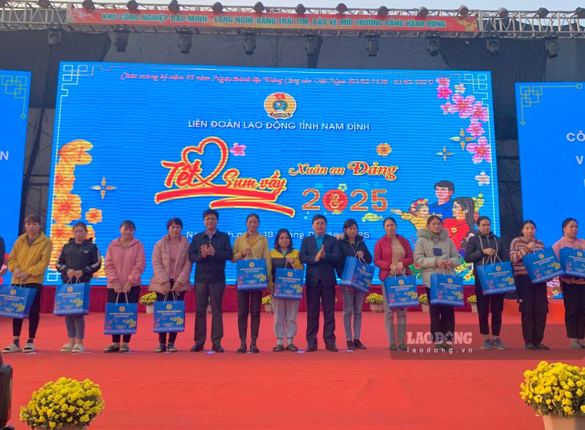 Workers receive Tet gifts at the program "Tet Sum Vay - Spring Thanks to the Party". Photo: Ha Vi