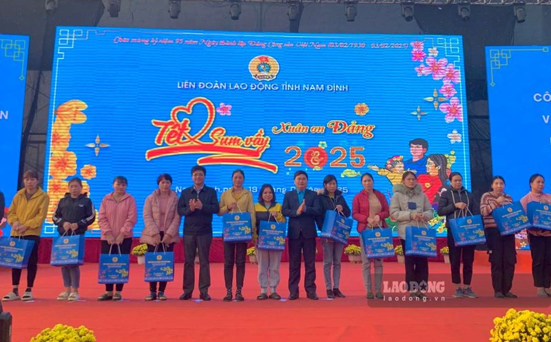 Workers receive Tet gifts at the program "Tet Sum Vay - Spring Thanks to the Party". Photo: Ha Vi