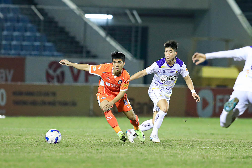 Ben kia chien tuyen, Da Nang gap nhieu kho khan trong viec tiep can khung thanh Ha Noi FC khi cac cau thu phong ngu nhu Duy Manh, Xuan Manh,... thi dau on dinh.