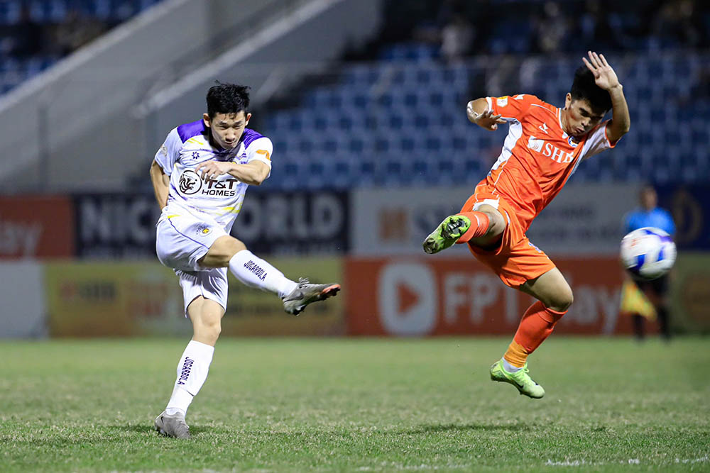 Truoc doi thu chua the gianh chien thang nao tu dau mua, Ha Noi FC khong gap nhieu kho khan de som trien khai the tran tan cong ap dao.