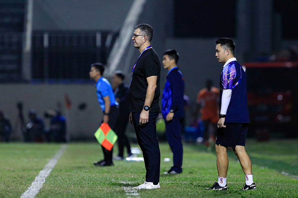 Voi tran thua nay, Da Nang cua huan luyen vien Cristiano Roland van chua the gianh chien thang nao sau 10 vong dau tien va tiep tuc dung cuoi bang voi chi von ven 4 diem. Trong khi do, 3 diem co duoc dua Ha Noi FC vuon len vi tri thu 4 voi 17 diem sau 10 tran.