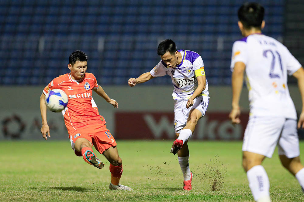 Trong khi do, Ha Noi FC van the hien ban linh truoc nhung dot tan cong cua Da Nang. Doi bong phia Bac lan luot hoa giai tung duong len bong va bao toan thanh cong chien thang 1-0.