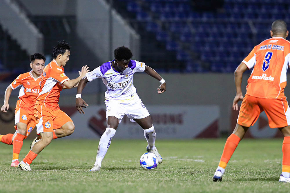 Sau ban thang som, Ha Noi FC van la doi thi dau vuot troi hon. Tuy nhien, du tao ra khong it co hoi nhung cac hoc tro cua huan luyen vien Le Duc Tuan van khong the chuyen hoa thanh ban thang thu 2.