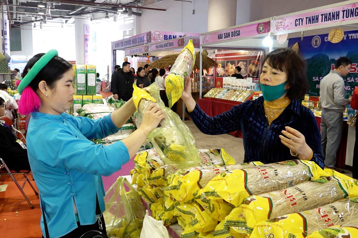 Khách hàng mua miến dong Bình Liêu tại Hội chợ OCOP Quảng Ninh Xuân 2025. Ảnh: Đoàn Hưng