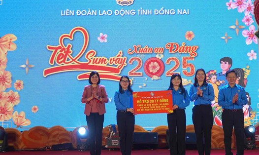 Phó Chủ tịch UBND tỉnh Đồng Nai Nguyễn Thị Hoàng trao hỗ trợ 30 tỉ đồng từ UBND tỉnh Đồng Nai nhằm chăm lo cho đoàn viên, người lao động có hoàn cảnh khó khăn dịp Tết Nguyên đán Ất Tỵ năm 2025. Ảnh: HAC