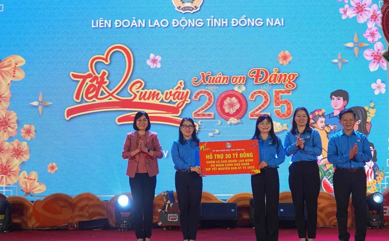 Vice Chairwoman of Dong Nai Provincial People's Committee Nguyen Thi Hoang presented 30 billion VND in support from Dong Nai Provincial People's Committee to take care of union members and workers in difficult circumstances during the Lunar New Year 2025. Photo: HAC