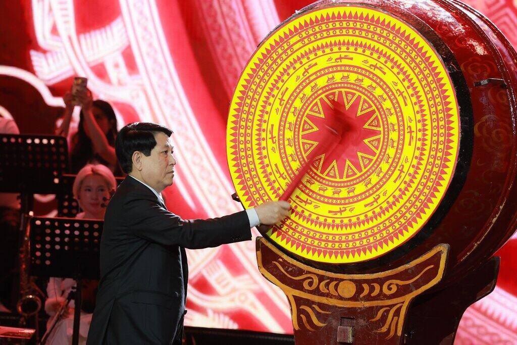 President Luong Cuong beats the drum to open the spring in the art exchange program Xuan Que Huong 2025 "Vietnam - Rising up in the new era". Photo: Hai Nguyen