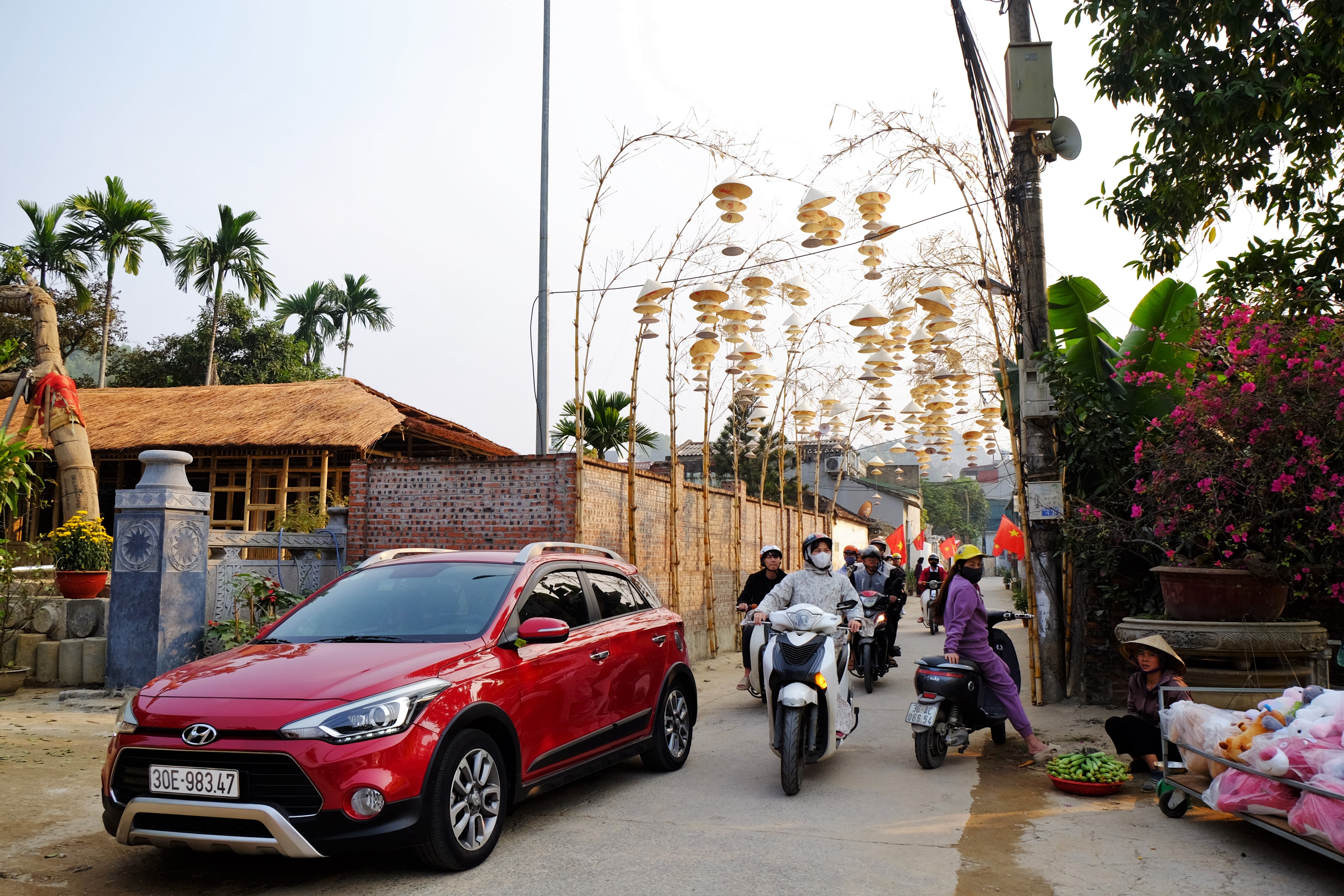 Duong lang du rong cho luu thong xe may, oto, tuy nhien khuyen cao du khach gui xe gan cong lang de tranh ach tac, tan bo du xuan, ngam canh va chup anh thuan tien hon.