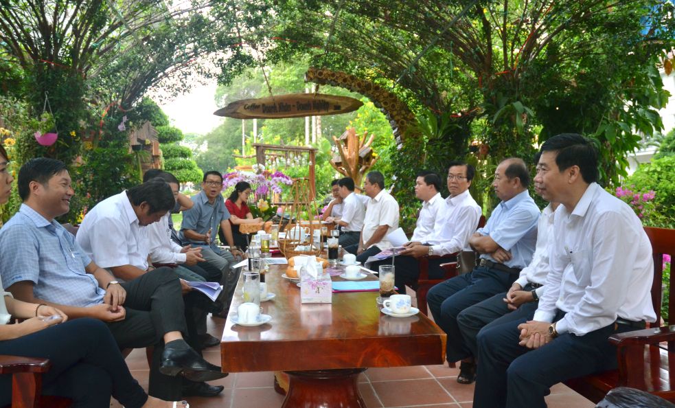 Ong Pham Thien Nghia (bia phai) tai buoi ca phe doanh nhan- doanh nghiep trong khuon vien tru so UBND tinh vao truoc gio hanh chinh buoi sang de ho tro cac nha dau tu ve thu tuc.... Anh: Luc Tung