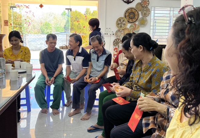Businesses give lucky money to employees on the first day of work in the new year. Photo: Dinh Trong