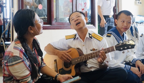 Cac chien si nha gian goi banh chung don Tet co truyen va giao luu voi doan cong tac.