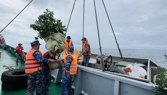 Cuoi nam thoi tiet dang tro mua, khu vuc Nam Bien Dong va quan dao Truong Sa, DK 1 trong thoi gian nay (1.1 - 16.1) co gio Dong Bac giat cap 4, cap 5, co luc co giong, gio giat manh cuc bo, do cao song tu 1,5 den 2,5 met. Viec tiep can cac nha gian vo cung kho khan. Xuong duoc su dung lam phuong tien de chuyen hang va qua cho cac nha gian.