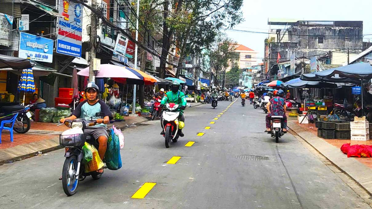 The road leading to Tan An market (Ninh Kieu district, Can Tho city) is spacious and clean before the New Year.