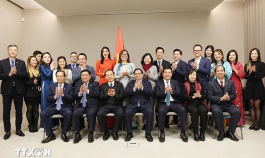 Thủ tướng Chính phủ Phạm Minh Chính và các đại biểu của Mạng lưới Đổi mới sáng tạo Việt Nam tại châu Âu. Ảnh: TTXVN