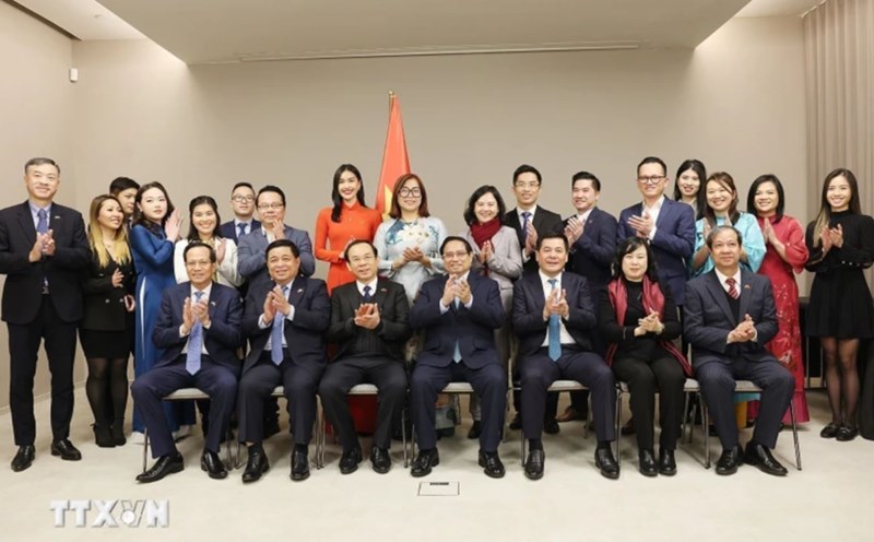 Prime Minister Pham Minh Chinh and delegates of the Vietnam Innovation Network in Europe. Photo: VNA