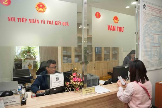 Cán bộ, công chức Sở Khoa học và Công nghệ tiếp công dân, sáng 2.1. Ảnh: Hữu Chánh